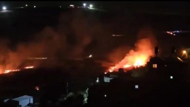 نابلس: مستوطنون يحرقون منزلاً وأراضي زراعية في جالود وسط مواجهات