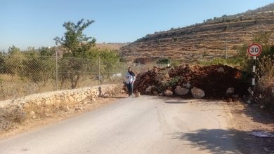 الاحتلال يحتجز عشرات المواطنين في بيت أمر شمال الخليل