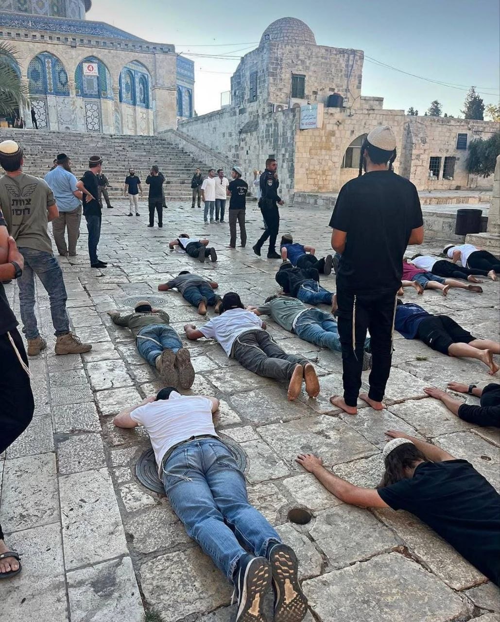 "الخارجية" تدين اقتحام آلاف المستوطنين للأقصى وتحذر من مخططات الاحتلال الرامية إلى تقويض الوضع التاريخي والقانوني "الخارجية" تدين اقتحام آلاف المستوطنين للأقصى وتحذر من مخططات الاحتلال الرامية إلى تقويض الوضع التاريخي والقانوني