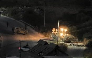 قوات الاحتلال تغلق المدخل الغربي لقرية عابا شرق جنين بالسواتر الترابية