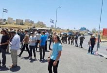 مستوطنون يهاجمون مركبات المواطنين بالحجارة شرق رام الله