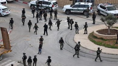 الاحتلال يقتحم جبل المكبر ويوزع أوامر هدم ومخالفات ويشدد إجراءاته في كفر عقب