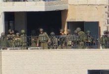 قوات الاحتلال تقتحم حي سطح مرحبا وتعتلي سطح بناية