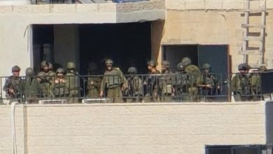 قوات الاحتلال تقتحم حي سطح مرحبا وتعتلي سطح بناية