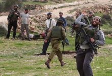 مستوطنون يحطمون مركبة مواطن في المغير والاحتلال يواصل إغلاق سهل مرج سيع