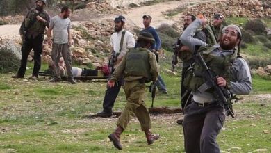 مستوطنون يحطمون مركبة مواطن في المغير والاحتلال يواصل إغلاق سهل مرج سيع