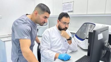 إنجاز طبي فلسطيني عالمي .. الدكتور محمود رزيقات يحدد طفرة وراثية مسببة لمرض نادر لدى عائلة فقدت 13 طفلاً