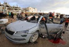 شهيد ومصابون إثر قصف الاحتلال مركبة غرب غزة