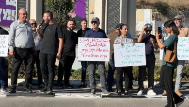 وقفة في أم الفحم بالداخل المحتل.. تندد بتواطؤ شرطة الاحتلال مع الجريمة وضد قانون تقييد الأذان
