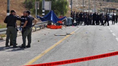 إصابة مستوطن بجراح خطيرة بعد استيلاء شاب على سلاحه في الخليل