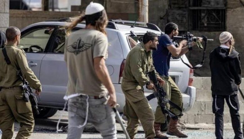 مستوطنون يهاجمون قرية برقا ويقتحمون محيط منازل المواطنين