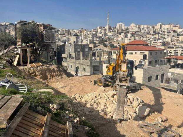 الاحتلال يجبر مقدسيا على هدم منزله ذاتيا في بلدة سلوان