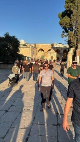 عشرات المستوطنين يقتحمون الأقصى ويؤدون طقوسًا تلمودية عشرات المستوطنين يقتحمون الأقصى ويؤدون طقوسًا تلمودية