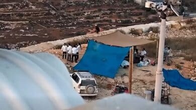 لليوم التاسع: المستوطنون يواصلون حصار منازل في بلدة قصرة