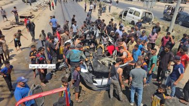 شهيدان ومصابون في قصف الاحتلال مركبة في مدينة دير البلح وسط قطاع غزة
