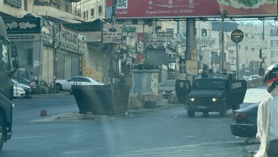 الاحتلال يواصل عدوانه على مخيم قلنديا لليوم الثاني: هدم محال تجارية ومداهمة عشرات المنازل