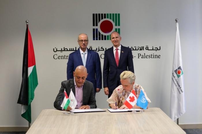 "لجنة الانتخابات" وبرنامج الأمم المتحدة الإنمائي يوقعان اتفاقية لتعزيز جاهزية الانتخابات التشريعية "لجنة الانتخابات" وبرنامج الأمم المتحدة الإنمائي يوقعان اتفاقية لتعزيز جاهزية الانتخابات التشريعية
