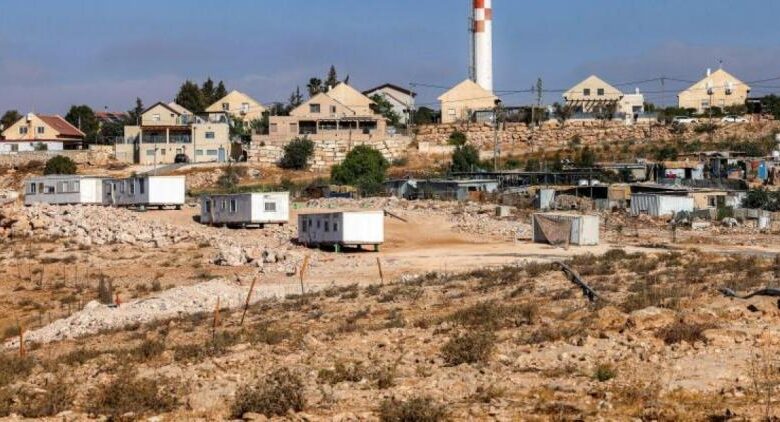 الاحتلال ينقل بيوتًا متنقلة لتعزيز بؤرة استيطانية غرب الخليل