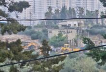 الاحتلال يهدم منزلا من طابقين في قلنديا شمال القدس المحتلة