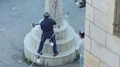 عضو الكنيست "سوكوت" يقتحم قرية مادما ويحطم نصبا تذكاريا للشهداء بالتنسيق مع جيش الاحتلال