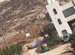 إصابات بالاختناق خلال اقتحام الاحتلال قرية المغير عقب هجوم للمستوطنين