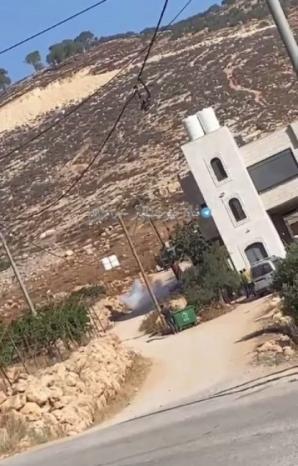 إصابات بالاختناق خلال اقتحام الاحتلال قرية المغير عقب هجوم للمستوطنين