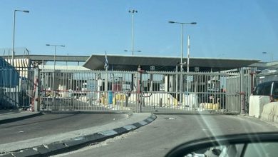 الاحتلال يخطر بهدم منشآت قرب حاجز قلنديا شمال القدس المحتلة
