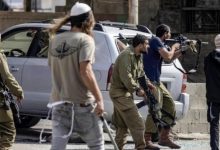 مستوطنون يعتدون على مواطنين والاحتلال يعتقل شابين شمال شرق رام الله