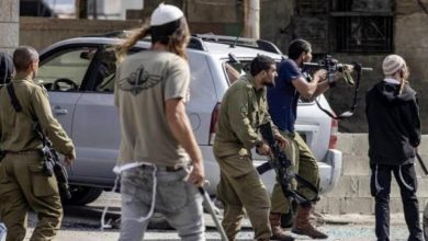 مستوطنون يعتدون على مواطنين والاحتلال يعتقل شابين شمال شرق رام الله