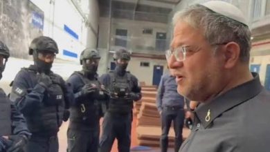 "بن غفير" يقتحم سجن النقب ويأمر بمصادرة ملابس الأسرى