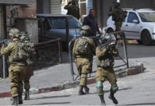 الاحتلال يغلق محيط دوار الزايد ويقتحم محال تجارية في جنين