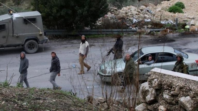 مستوطنون يقتحمون أراضي المواطنين في عدة مناطق شرق وشمال غرب رام الله مستوطنون يقتحمون أراضي المواطنين في عدة مناطق شرق وشمال غرب رام الله