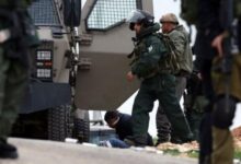 الاحتلال يعتقل شابا ويحتجز آخرين خلال اقتحام منطقة شعب اللوز غرب المغير
