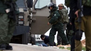 الاحتلال يعتقل شابا ويحتجز آخرين خلال اقتحام منطقة شعب اللوز غرب المغير