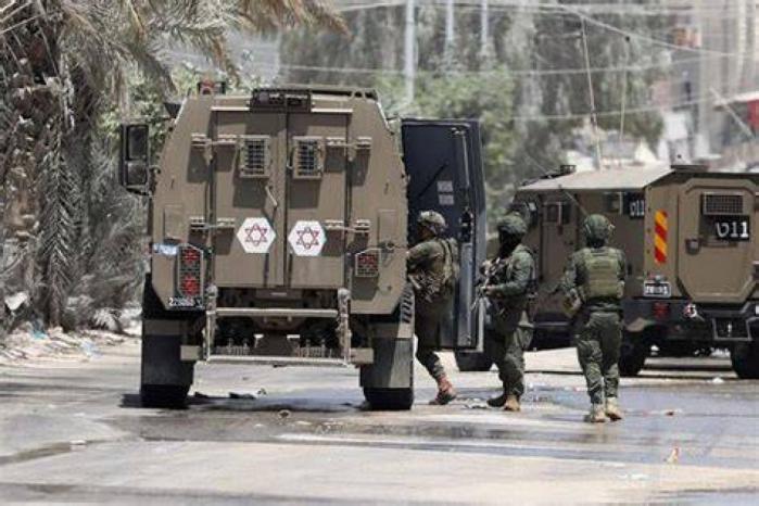 الاحتلال يعتقل ثلاثة عمال ويحتجز رئيس بلدية الخليل والطاقم الهندسي في البلدة القديمة