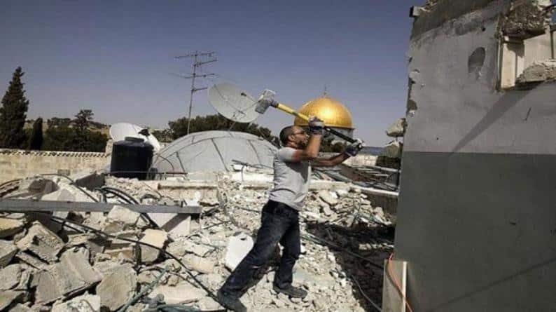 الاحتلال يجبر مواطنا على هدم مزرعته في المغير شرق رام الله