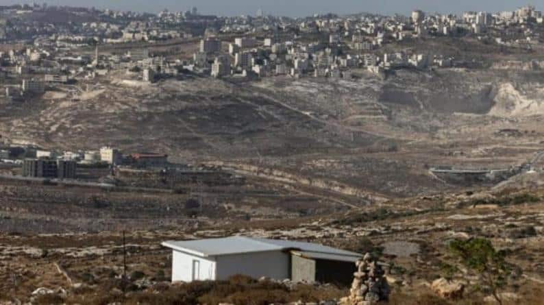 مستوطنون ينصبون “كرافانات” لإقامة بؤرة استيطانية شمال طولكرم