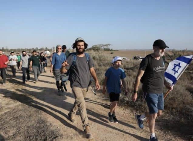 رام الله: الاحتلال يعتقل 3 مواطنين ومستوطنون يستولون على جرار زراعي في برقا