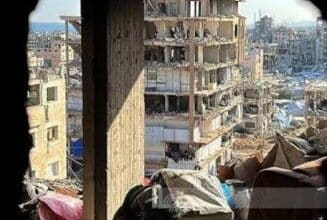 إصابة مواطنين بقصف للاحتلال استهدف شقة سكنية في مخيم النصيرات