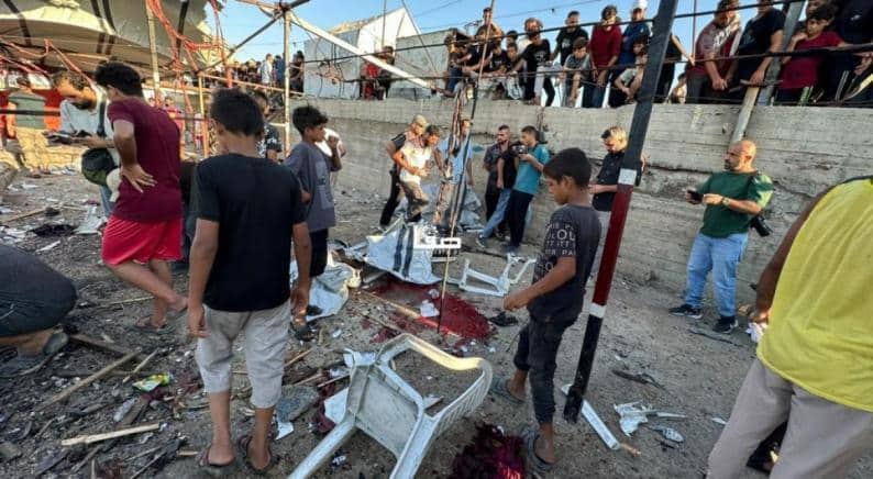 6 شهداء ومصابون بقصف إسرائيلي على مقهى بميناء غزة