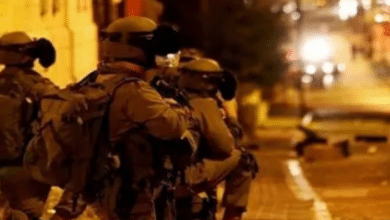 إصابة مواطن بجروح خطيرة خلال اقتحام الاحتلال مخيم الأمعري
