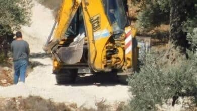 مستوطنون يواصلون أعمال تجريف وتوسعة بؤرة استيطانية في أم صفا شمال رام الله