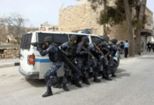 الشرطة والنيابة تباشران التحقيق في ملابسات العثور على جثة داخل مركبة محترقة غرب جنين