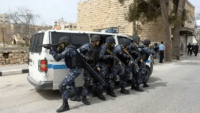 الشرطة والنيابة تباشران التحقيق في ملابسات العثور على جثة داخل مركبة محترقة غرب جنين