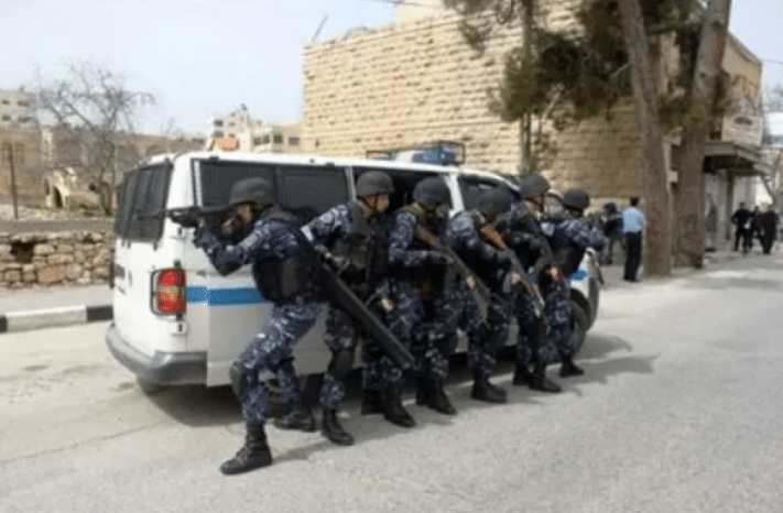 الشرطة والنيابة تباشران التحقيق في ملابسات العثور على جثة داخل مركبة محترقة غرب جنين