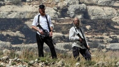 الخليل: مستوطنون يحرثون أراضي المواطنين وآخرون يعيدون بناء بؤرة استيطانية في يطا