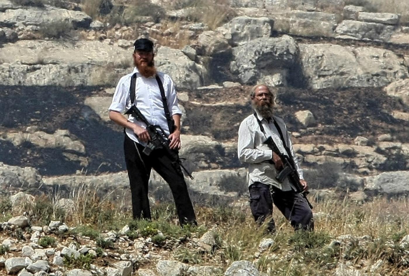 الخليل: مستوطنون يحرثون أراضي المواطنين وآخرون يعيدون بناء بؤرة استيطانية في يطا