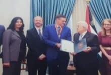 الرئيس يقلد ممثل الاتحاد الأوروبي لدى فلسطين نجمة القدس من وسام القدس