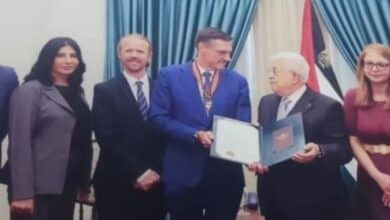 الرئيس يقلد ممثل الاتحاد الأوروبي لدى فلسطين نجمة القدس من وسام القدس