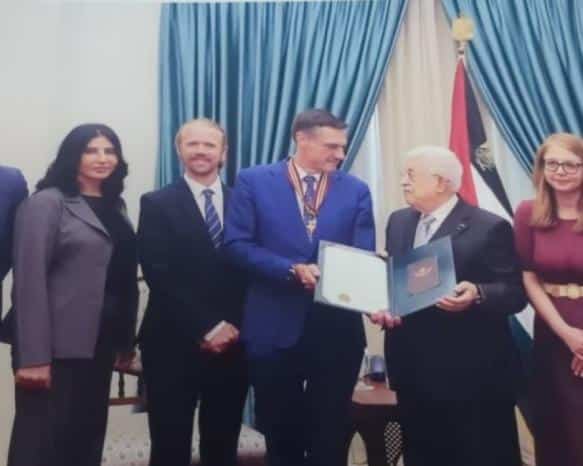 الرئيس يقلد ممثل الاتحاد الأوروبي لدى فلسطين نجمة القدس من وسام القدس